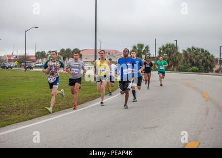 Les participants et les bénévoles exécutent le premier kilomètre de la jambe pour la course de relais Mattar 35e Mattar, Relais de la base aérienne MacDill, Tampa, Floride, le 20 novembre, 2015. Le Lieutenant-colonel américain George Mattar, une citadelle et des anciens de l'ancien élément de soutien des communications conjointes (JCSE) commandant, a été tué le 13 janvier 1982, lors de sa fuite, Florida Airlines n° 90, s'est écrasé dans les eaux de la Rivière Potomac. À bord de ce vol avait 74 passagers, dont seulement six ont survécu. Ont également été tués par le Major Ralph Herman, chef des opérations du JCSE, et Sgt. Le major James Dixon. En commémoration, JCSE sponsors un rapport annuel 14 mi Banque D'Images