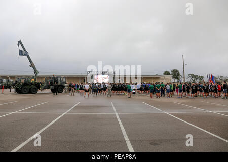 Les participants et les bénévoles regarder une vidéo commémorative au cours de la cérémonie d'ouverture de la 35e assemblée annuelle Mattar, Relais de la base aérienne MacDill, Tampa, Floride, le 20 novembre, 2015. Le Lieutenant-colonel américain George Mattar, une citadelle et des anciens de l'ancien élément de soutien des communications conjointes (JCSE) commandant, a été tué le 13 janvier 1982, lors de sa fuite, Florida Airlines n° 90, s'est écrasé dans les eaux de la Rivière Potomac. À bord de ce vol avait 74 passagers, dont seulement six ont survécu. Ont également été tués par le Major Ralph Herman, chef des opérations du JCSE, et le Sergent Major James Dixon. En commémoration, JCSE sponsors un rapport annuel 1 Banque D'Images