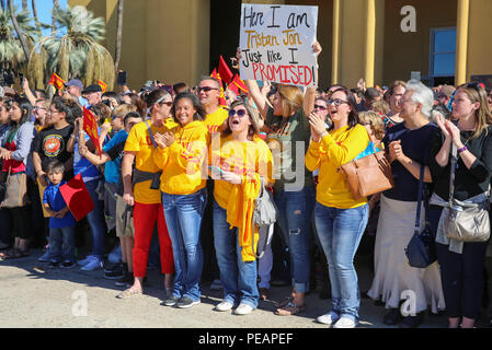 Les familles et les amis se rassemblent au Marine corps Recruit Depot San Diego le 19 novembre 2015, en attendant le renvoi des nouveaux Marines de la compagnie hôtelière, 2e Bataillon de formation des recrues. Il s’agit de la première rencontre après 13 semaines de formation des recrues. Le MCRD San Diego forme toutes les recrues masculines de l'ouest du Mississippi, dépassant 16 000 recrues par an. L'événement met l'accent sur l'engagement familial, la tradition militaire et la préparation à l'obtention du diplôme, mettant en évidence l'interaction avec le public et l'achèvement de programmes de formation intensive. Banque D'Images