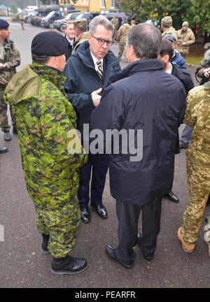 Geoffrey R. Pyatt, l'ambassadeur des États-Unis à l'Ukraine, parle d'Waschuck romain, l'ambassadeur du Canada en Ukraine, le 23 novembre 2015, au cours de l'Intrépide Guardian II Cérémonie d Group-Ukraine sous formation interarmées multinationale au maintien de la sécurité internationale et près de l'viv, Ukraine. La deuxième phase du gardien intrépide sera composé de formation jusqu'à cinq bataillons de personnel du ministère de la défense et un bataillon des forces spéciales du personnel. (U.S. Photo de l'armée par le sergent. Adriana, Diaz-Brown presse 10ème camp de siège) Banque D'Images