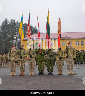 Les soldats avec Group-Ukraine multinational interarmées couleurs actuelles des nations participantes le 23 novembre 2015, au cours de l'Intrépide Guardian II Cérémonie d Group-Ukraine sous formation interarmées multinationale au maintien de la sécurité internationale et près de l'viv, Ukraine. La deuxième phase du gardien intrépide sera composé de formation jusqu'à cinq bataillons de personnel du ministère de la défense et un bataillon des forces spéciales du personnel. (U.S. Photo de l'armée par le sergent. Adriana, Diaz-Brown presse 10ème camp de siège) Banque D'Images