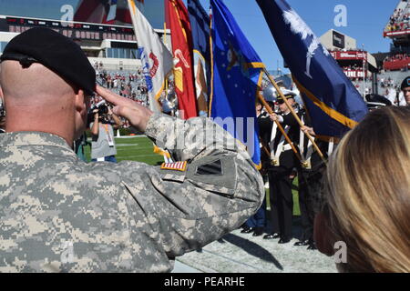 Le major-général Roger Cloutier, commandant de Fort Jackson, saluer comme l'hymne national est joué samedi au cours de l'Université de Caroline du Sud La Journée de reconnaissance de l'armée. Cloutier a effectué le tirage au sort d'ouverture et de la commande, le Sgt. Le major William Hain, le chef principal du poste fait appel, a été reconnu à la mi-temps pour son service au pays. Banque D'Images