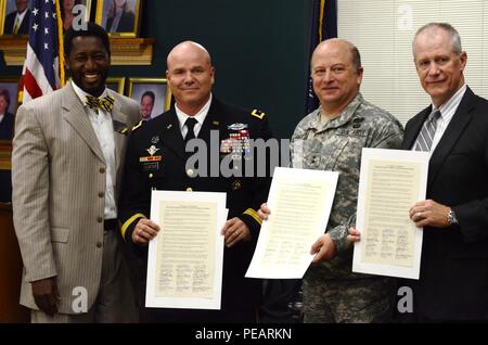 J.R. Green, surintendant de la Fairfield County School District, commandant de Fort Jackson, le Général Roger Cloutier et Caroline du Sud de l'adjudant général le général Robert Livingston posent avec vient de signer des résolutions appuyant les enfants des militaires. Banque D'Images