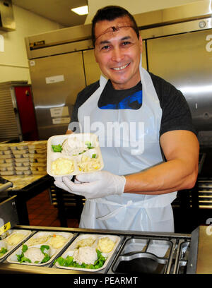 Le sergent-chef. Roy Garza, 149e membre du Groupe des opérations, présente un plateau de nourriture au micro-ondes à un repas à domicile cuisine à San Antonio, Texas, le 23 novembre 2015. Divers membres du groupe de la 149e Escadre de chasse à Joint Base San Antonio s'est portée volontaire pour servir de la nourriture et articles en préparation de la semaine de l'action de grâces. Repas à domicile fournit de la nourriture aux personnes âgées à domicile du Lundi au vendredi entre 10 h 30 et 13 h 30. Banque D'Images