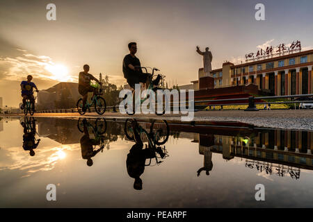 Chengdu, Sichuan, Chine, les vélos partagés à travers la Statue de Mao Zedong en face de la place Tianfu. Banque D'Images