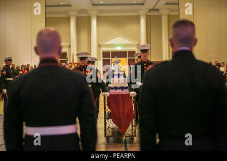 Centre de combat général commandant, le Major-général Lewis A. Craparotta, et invité d'honneur, le Sgt. Le major Bradley A. Kasal, sergent-major, J'Marine Expeditionary Force, attendre l'arrivée du gâteau escortes pendant le siège du Marine Corps Ball Anniversaire Bataillon au Caesar's Palace de Las Vegas, le 21 novembre, 2015. (Marine Corps photo par Lance Cpl. Levi Schultz/libérés) Banque D'Images