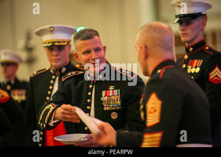 Centre de combat général commandant, le Major-général Lewis A. Craparotta, coupe le premier morceau de gâteau à donner à l'invité d'honneur, le Sgt. Le major Bradley A. Kasal, sergent-major, J'Marine Expeditionary Force, au siège du Corps des Marines du bataillon anniversaire ballon au Caesar's Palace de Las Vegas, le 21 novembre, 2015. (Marine Corps photo par Lance Cpl. Levi Schultz/libérés) Banque D'Images