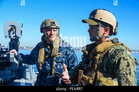 SAN DIEGO (nov. 17, 2015) Commandant adjoint du Groupe de rivière côtière, le Capitaine Dave Miller (à gauche), discute des missions fluviales côtières et des capacités à bord d'un bateau fluvial avec commande Commandant USS Michael Monsoor Pre-Commissioning Unit (DDG-1001), le Capitaine Scott Smith. La Force est une rivière côtière marine de base qui fournit des capacités portuaires et la sécurité, la protection des actifs de grande valeur, et les opérations de sécurité maritime dans les eaux côtières et intérieures. (U.S. Caméra de combat de la marine photo par la communication de masse 3e classe Spécialiste Alfred A. Coffield/libérés) Banque D'Images