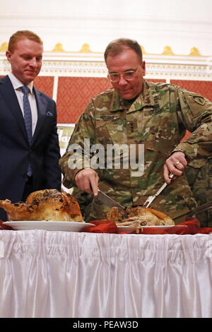 Le général Ben Hodges (droite), commandant de l'United States Army Europe, sculpte une dinde de Thanksgiving aux côtés de Daniel Marchewka, maire de Zagan, Pologne, au cours d'une célébration de vacances avec partenaires polonais et des soldats affectés au 3e Bataillon, 69e régiment de blindés, 1st Armored Brigade Combat Team, 3e Division d'infanterie, le 26 novembre, à Zagan, Pologne. (U.S. Photo de l'armée par le Sgt. Paige Behringer, 10e Appuyez sur Camp de siège) Banque D'Images