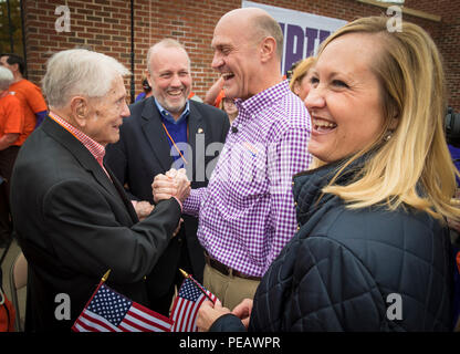 Col. Ben Skardon, ancien combattant de la seconde Guerre mondiale et survivant de la marche de la mort de Bataan, a assisté à une inauguration de plaque au Memorial Stadium de l'Université Clemson le 21 novembre 2015. Les cadets du ROTC et la garde d'honneur des Pershing Rifles y participent. L’événement a honoré le service militaire de Skardon, reconnu le sacrifice historique, promu l’appréciation militaire et engagé les anciens élèves et les étudiants à commémorer la plus grande génération et à préserver l’héritage des vétérans de l’armée américaine. Banque D'Images