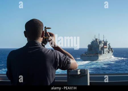 Océan Pacifique (nov. 26, 2015) Quartier-maître de 3e classe Craig Warner utilise un sextant sur l'aileron de passerelle de l'île de Whidbey-class landing ship dock USS Rushmore (LSD 47) en vue d'un réapprovisionnement en cours avec Lewis et Clark sec classe cargo USNS Washington Chambers (T-AKE 11) . Rushmore est partie de la Essex Groupe amphibie et, avec l'entrepris 15e Marine Expeditionary Unit (15e MEU), est actuellement à la 7ème Flotte américaine zone de responsabilité. (U.S. Photo par marine Spécialiste de la communication de masse de la classe 3ème Troy Chelsea Milburn/libérés) Banque D'Images