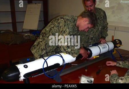 151201-N-ZZ999-002 SPLIT, CROATIE (31 déc. 1, 2015) Technicien des explosifs et munitions 2e classe Matt Vosler, gauche, et technicien des explosifs et munitions 2e classe Dan Salman, affecté à l'unité mobile de destruction des engins explosifs (EODMU) 8, assembler un IVER 3 véhicule sous-marin autonome (AUV) et effectuer les contrôles de fonctionnement au cours d'une de leur engagement militaire entre les États-Unis et d'améliorer divers EOD Croate tactiques et compétences dans le domaine de la paix et de l'emploi le 1 décembre 2015. États-unis 6e Flotte, basée à Naples, Italie, effectue l'ensemble des opérations navales et mixte, de Banque D'Images