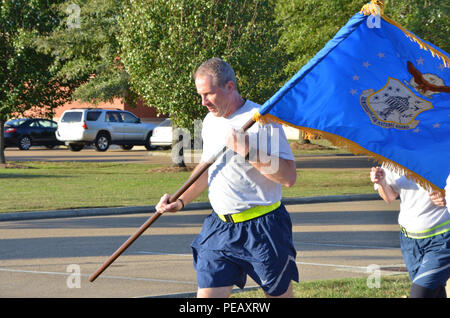 La 172e commande AW Master Chef Sgt. Johnny Gressett est illustré portant le drapeau de la Garde nationale aérienne au cours de la fun run. Organisé par l'adjudant-général du Mississippi, le général Auguste L. Collins, cette course a eu lieu le 25 novembre à la 172e Escadre de transport aérien. Près de 140 membres de l'Armée du Mississippi et de la Garde nationale aérienne ont participé à la 4e Conférence annuelle de 2,4 mile Turkey Trot. (Air National Guard photo par le Sgt technique.Ed Staton/libérés) Banque D'Images