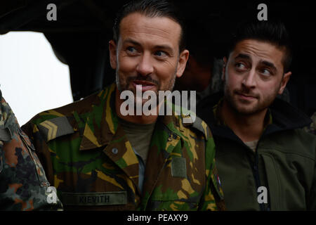 Le sergent parachutistes néerlandais 1re classe Kievth Sebastian (à gauche) et Bjorn Oehlers prendre des instructions pendant les répétitions de parachutisme en préparation de l'opération TOY DROP à Fort Bragg, N.C., 1er décembre 2015. Jouet opération Drop est la plus grande opération aéroportée combiné avec 7 partenaire-nations participantes parachutistes et est organisé par l'armée américaine des affaires civiles et des opérations psychologiques. (U.S. Photo de l'armée par la FPC. Darion Gibson/libérés) Banque D'Images