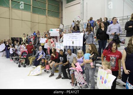 Les amis et membres de la famille de soldats du 1er Bataillon, 327e Régiment d'infanterie, 1e Brigade Combat Team, 101st Airborne Division (Air Assault) encourager les soldats entrant dans Hangar 3 au cours de la cérémonie de bienvenue du bataillon accueil à Fort Campbell, Ky., 25 septembre 2015. Le bataillon a déployé plus de 250 soldats plus tôt cette année pour fournir de commandement de mission et la protection de la force de base tactique Dwyer dans le sud de l'Afghanistan. (U.S. Photo de l'armée par le Sgt. Samantha Stoffregen, 1e Brigade Combat Team, 101st Airborne Division (Air Assault) Affaires publiques) Banque D'Images