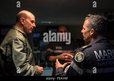 151202-N-MQ094-056 MER MÉDITERRANÉE (déc. 2, 2015) Arrière Adm. Bret Batchelder, gauche, traite des opérations maritimes conjointes avec le capitaine français C. Cluzel, extrême droite, à bord de la frégate de classe Horizon français FS Forbin (D620). Harry S. Truman Strike Group mène des opérations navales dans la sixième flotte américaine zone d'opérations à l'appui de la sécurité nationale des États-Unis en Europe et en Afrique. (U.S. Photo par marine Spécialiste de la communication de masse 2E E. T. Miller/libérés) Banque D'Images