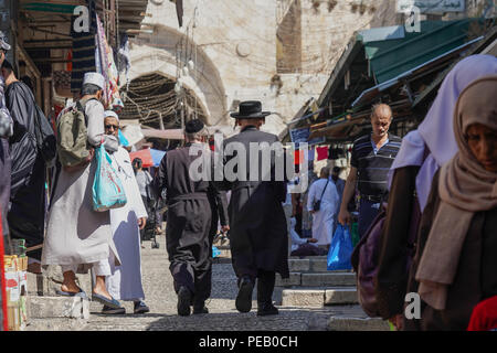 Les passants dans la vieille ville de Jérusalem. À partir d'une série de photos de voyage prises à Jérusalem et dans les environs. Date de la photo : le mardi 31 juillet 2018. Photo Banque D'Images
