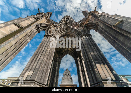 Edimbourg, Ecosse, ROYAUME UNI - 13 juin 2012 : Scott Monument avec ciel bleu à l'arrière. Statue de Sir Walter Scott au centre encadré par sto sombre Banque D'Images