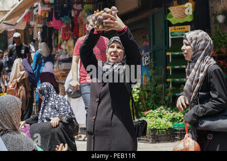 Inspecter les femmes en vente de fruits dans la vieille ville de Jérusalem. À partir d'une série de photos de voyage prises à Jérusalem et dans les environs. Date de la photo : Jeudi, au Banque D'Images