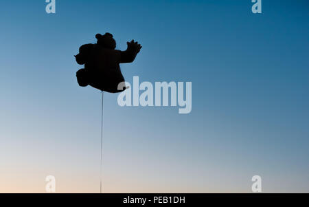 Un ours en peluche ballon lever sa main Banque D'Images