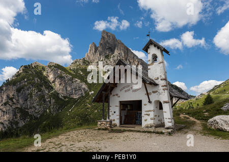 Au Passo Falzarego (chapelle Col Falzarego) et Sass de strie, la montagne Dolomites, Veneto, Italie Banque D'Images