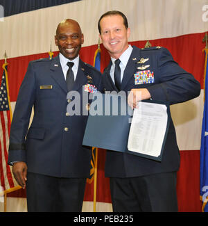 Nevada Air Guard Brig. Gen. Ondra Berry, gauche, présente le colonel Karl Stark, à droite, avec l'octroi d'unités en circulation pour le 152e Airlift Wing. 152e Airlift Wing a obtenu une remarquable de l'US Air Force Unit Award pour la période de octobre 2012 à octobre 2014. L'US Air Force a annoncé l'adjudication plus tôt cette année, mais la Garde nationale aérienne du Nevada a annoncé publiquement qu'il le dimanche lors de sa cérémonie annuelle de remise à la base à Reno. Banque D'Images