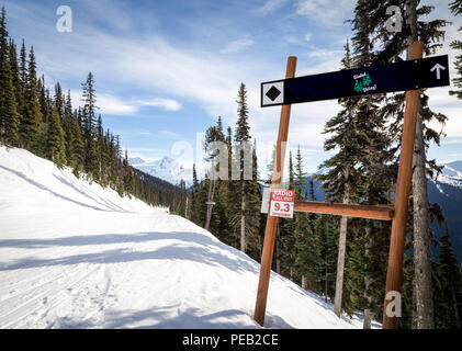 Panneau indiquant la piste de ski d'un diamant noir. Banque D'Images