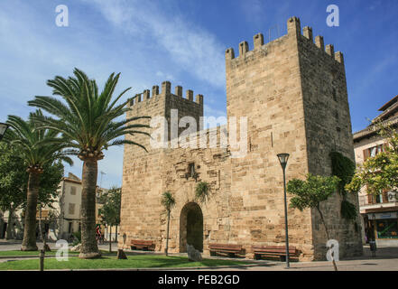 Portal del Moll (Xara Gate), vieille ville d'Alcudia, Majorque (Mallorca), une des îles Baléares d'Espagne Banque D'Images