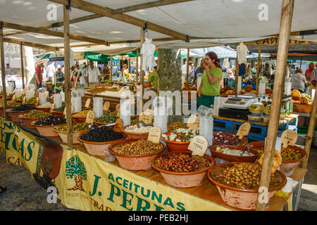 Marché de l'olive à l'extérieur Església de Nostra Senyora dels Àngels de Pollença (église) dans la vieille ville de Pollensa, Mallorca, Îles Baléares, Espagne Banque D'Images