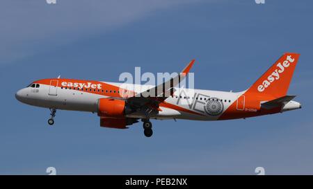 Easyjet Airbus A320 NEO G-UZHB dans un schéma de couleurs NEO en courte finale pour la piste 26L à Londres Gatwick LGW, EGKK le samedi 11 août 201 Banque D'Images