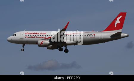 Air Arabia Airbus A320 CN-NMM en courte finale pour la piste 26L à Londres Gatwick LGW, EGKK le samedi 11 août 2018 Banque D'Images