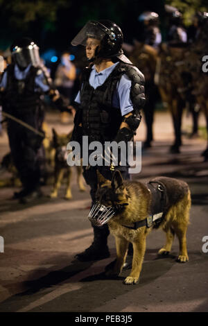 Roumanie, Bucarest - le 10 août 2018 : Police homme avec chien dressé Banque D'Images