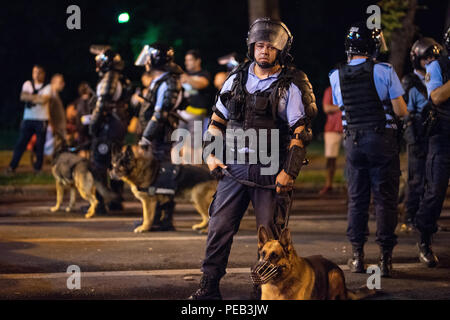 Roumanie, Bucarest - le 10 août 2018 : les agents de police avec des chiens Banque D'Images