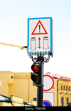 Vue rapprochée de la signalisation routière et de panneaux de circulation en ville Banque D'Images