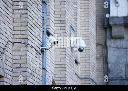 Vue rapprochée des caméras de sécurité sur la façade de l'immeuble en brique Banque D'Images