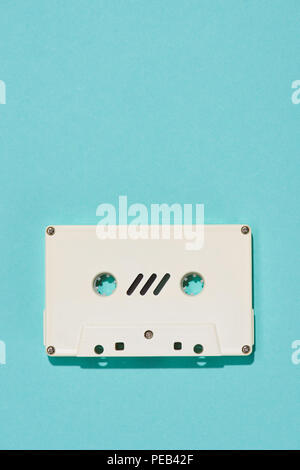 Vue de dessus du rétro blanc bleu isolé sur cassette audio Banque D'Images