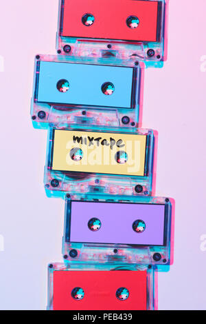 Vue de dessus a organisé des cassettes audio avec lettrage mixtape sur fond violet Banque D'Images