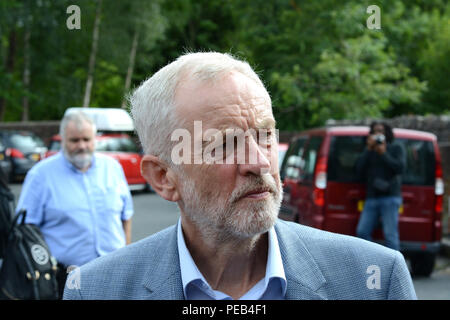 Telford, Shropshire, Royaume-Uni. 13th août 2018. Le chef du parti travailliste Jeremy Corbyn député avec des partisans locaux à Coalbrookdale crédit: David Bagnall Banque D'Images