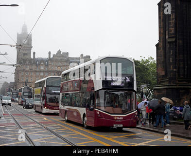 Edinburgh, Ecosse, Royaume-Uni. 13 août 2018. Princes Street Hotel General Manager souhaite que les bus de Princes Street. Le Conseil municipal d'édimbourg va lancer une consultation sur l'exécution de huit semaines la semaine prochaine sur la façon de transformer la façon dont les gens se déplacer dans la ville. Banque D'Images