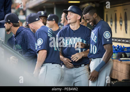 12 août 2018 : le voltigeur des Seattle Mariners Cameron Maybin (10), droit, célèbre avec coéquipier Kyle Seager (15) au cours de la partie de baseball de ligue majeure entre les Mariners de Seattle et les Astros de Houston au Minute Maid Park de Houston, Texas. Prentice C. James/CSM Banque D'Images