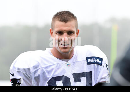 Foxborough, Massachusetts, USA. 13 août 2018 : New England Patriots Rob Gronkowski fin serré (87) laisse le champ de pratique après le New England Patriots training camp session tenue sur le champs de pratique au stade Gillette, à Foxborough, Massachusetts. Eric Canha/CSM Crédit : Cal Sport Media/Alamy Live News Banque D'Images