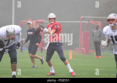 Foxborough, Massachusetts, USA. 13 août 2018 : New England Patriots quarterback Tom Brady (12) lance une passe dans le brouillard à la New England Patriots training camp qui a eu lieu sur le champs de pratique au stade Gillette, à Foxborough, Massachusetts. Eric Canha/CSM Crédit : Cal Sport Media/Alamy Live News Banque D'Images