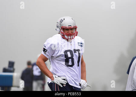 Foxborough, Massachusetts, USA. 13 août 2018 : New England Patriots Rob Gronkowski fin serré (87) travaille dans le brouillard à la New England Patriots training camp qui a eu lieu sur le champs de pratique au stade Gillette, à Foxborough, Massachusetts. Eric Canha/CSM Crédit : Cal Sport Media/Alamy Live News Banque D'Images