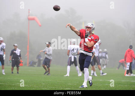 Foxborough, Massachusetts, USA. 13 août 2018 : New England Patriots quarterback Danny Etling (5) jette un passage dans le brouillard à la New England Patriots training camp qui a eu lieu sur le champs de pratique au stade Gillette, à Foxborough, Massachusetts. Eric Canha/CSM Crédit : Cal Sport Media/Alamy Live News Banque D'Images