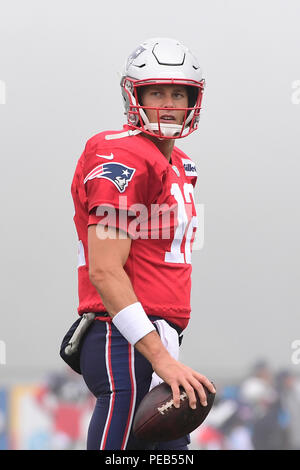 Foxborough, Massachusetts, USA. 13 août 2018 : New England Patriots quarterback Tom Brady (12) travaille dans le brouillard à la New England Patriots training camp qui a eu lieu sur le champs de pratique au stade Gillette, à Foxborough, Massachusetts. Eric Canha/CSM Crédit : Cal Sport Media/Alamy Live News Banque D'Images