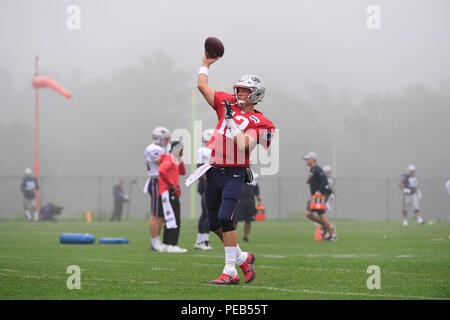 Foxborough, Massachusetts, USA. 13 août 2018 : New England Patriots quarterback Tom Brady (12) lance une passe dans le brouillard à la New England Patriots training camp qui a eu lieu sur le champs de pratique au stade Gillette, à Foxborough, Massachusetts. Eric Canha/CSM Crédit : Cal Sport Media/Alamy Live News Banque D'Images