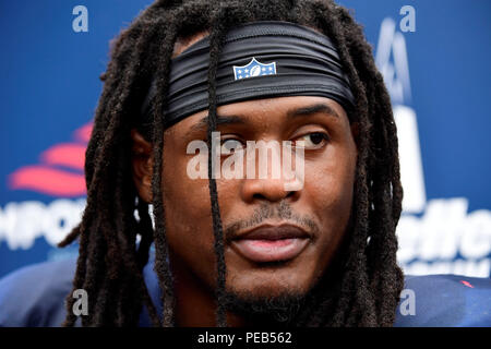 Foxborough, Massachusetts, USA. 13 août 2018 : New England Patriots linebacker n'a Hightower (54) est interviewé au New England Patriots camp de formation qui a eu lieu sur le champs de pratique au stade Gillette, à Foxborough, Massachusetts. Eric Canha/CSM Crédit : Cal Sport Media/Alamy Live News Banque D'Images