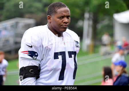 Foxborough, Massachusetts, USA. 13 août 2018 : New England Patriots s'attaquer à l'offensive (77) Trent Brown quitte le terrain après le New England Patriots training camp session tenue sur le champs de pratique au stade Gillette, à Foxborough, Massachusetts. Eric Canha/CSM Crédit : Cal Sport Media/Alamy Live News Banque D'Images