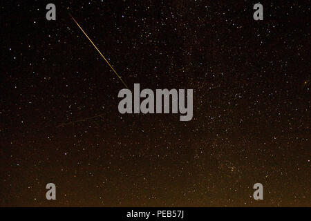 Burlington, Iowa, États-Unis. 13 août, 2018. Deux météores dans la douche des Perséides annuel, vu de l'observatoire John H. Witte dans le comté de Des Moines, Iowa, USA. Les météores apparaissent comme des stries, un lumineux et les autres fatigués dans un laps de temps photo. Credit : Keith Turrill/Alamy Live News Banque D'Images