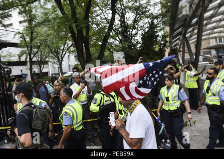 Washington D.C, USA. Août 12, 2018. Les membres de l'Alt-Right arrivent à la station de métro Foggy Bottom pour commencer l'unification de la droite 2 rassemblement à Washington, DC.Malgré les prédictions d'un immense rassemblement par l'Alt-Right célébrant le premier anniversaire de l'unification de la droite rassemblement à Charlottesville, Virginie, seulement 15 ont montré jusqu'à mars à Washington, DC le samedi 12 août. Le petit groupe a été accueilli par plus d'un millier de manifestants anti-fascistes qui ont marché de la Plaza de la liberté pour répondre à la poignée de la suprématie blanche qui se sont réunis sous la garde de la police sous dans un parc derrière le Wh Banque D'Images